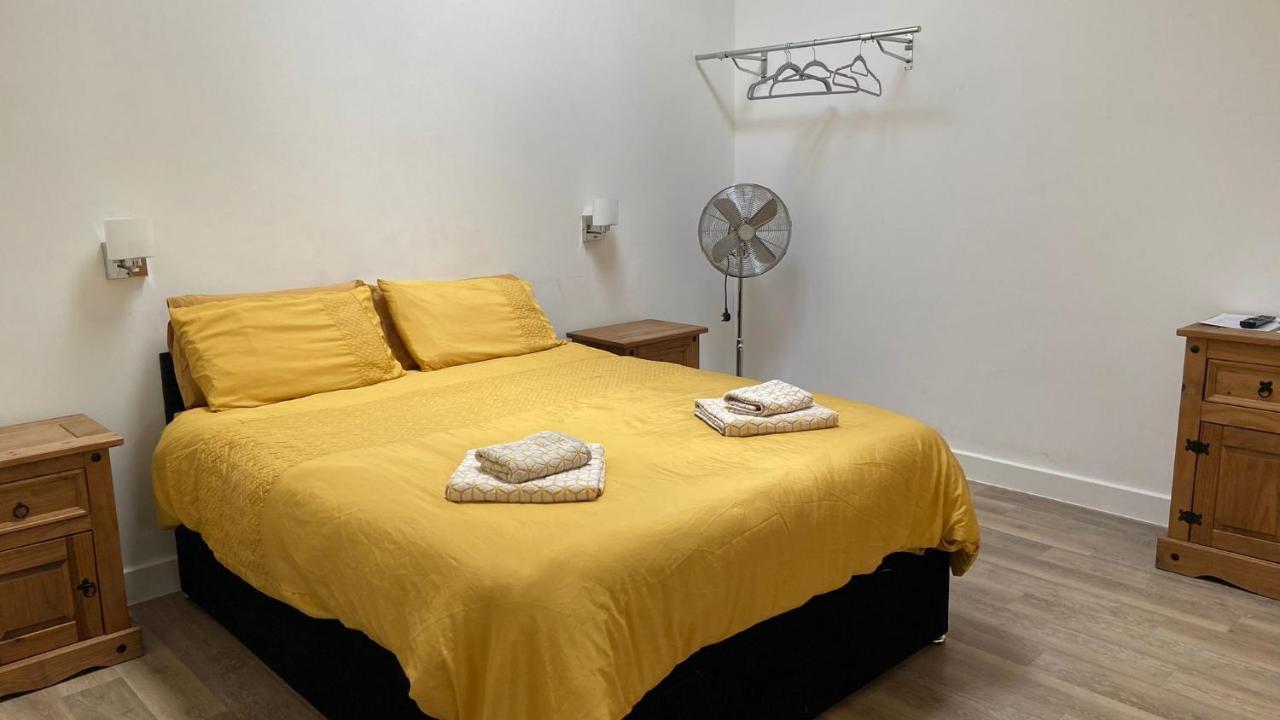 Deepcut Lodge Bed & Breakfast Self Service 캠벌리 외부 사진