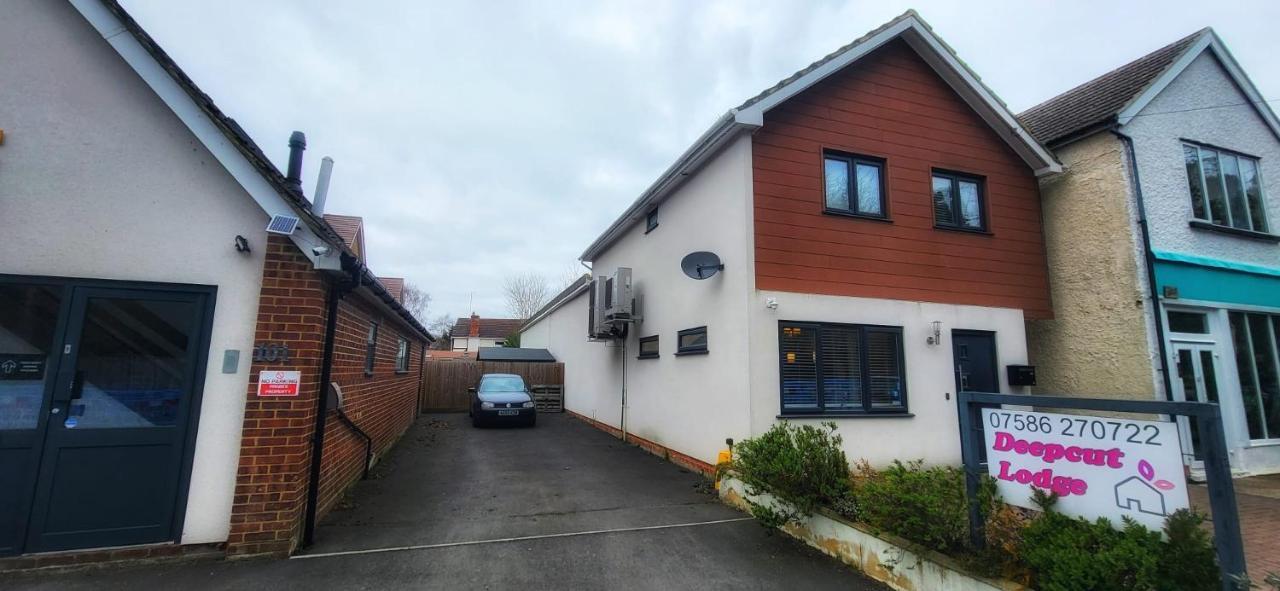 Deepcut Lodge Bed & Breakfast Self Service 캠벌리 외부 사진