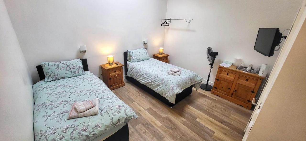 Deepcut Lodge Bed & Breakfast Self Service 캠벌리 외부 사진