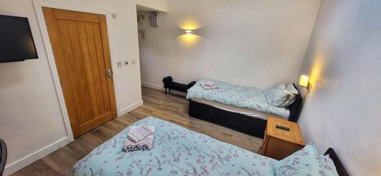 Deepcut Lodge Bed & Breakfast Self Service 캠벌리 외부 사진