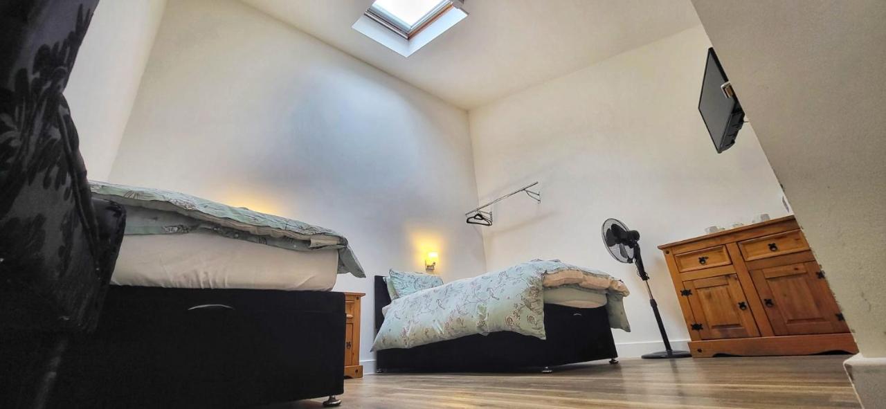 Deepcut Lodge Bed & Breakfast Self Service 캠벌리 외부 사진