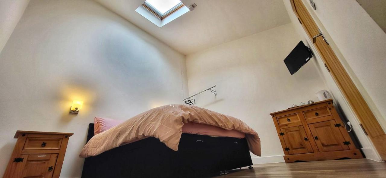 Deepcut Lodge Bed & Breakfast Self Service 캠벌리 외부 사진