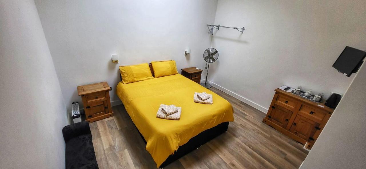 Deepcut Lodge Bed & Breakfast Self Service 캠벌리 외부 사진