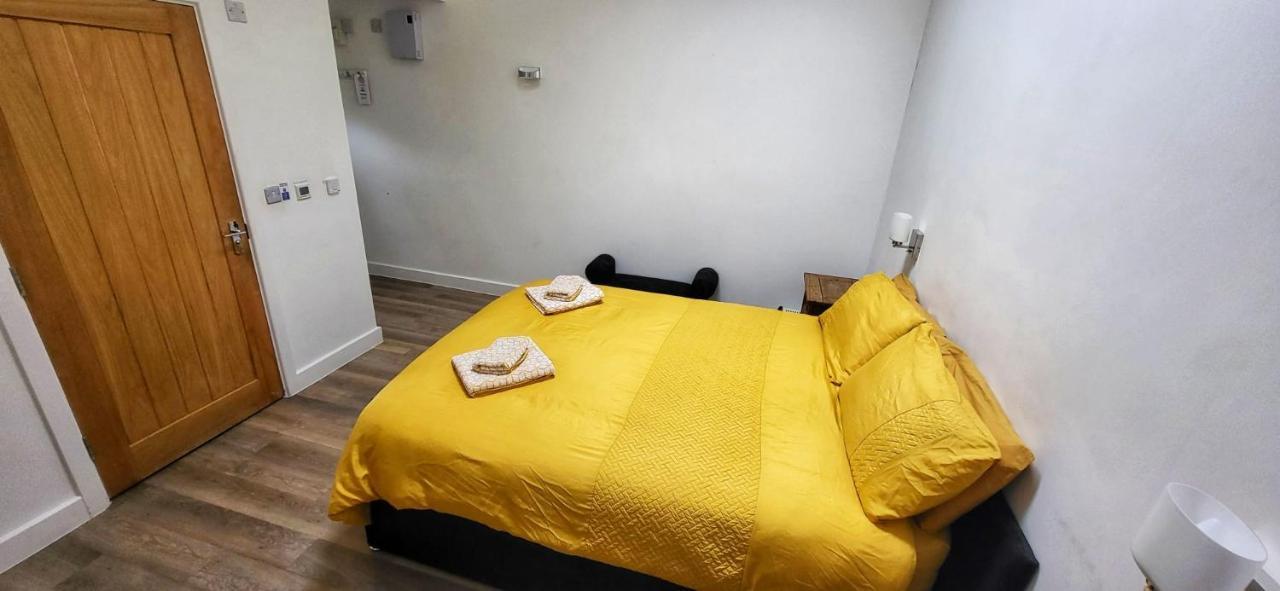 Deepcut Lodge Bed & Breakfast Self Service 캠벌리 외부 사진