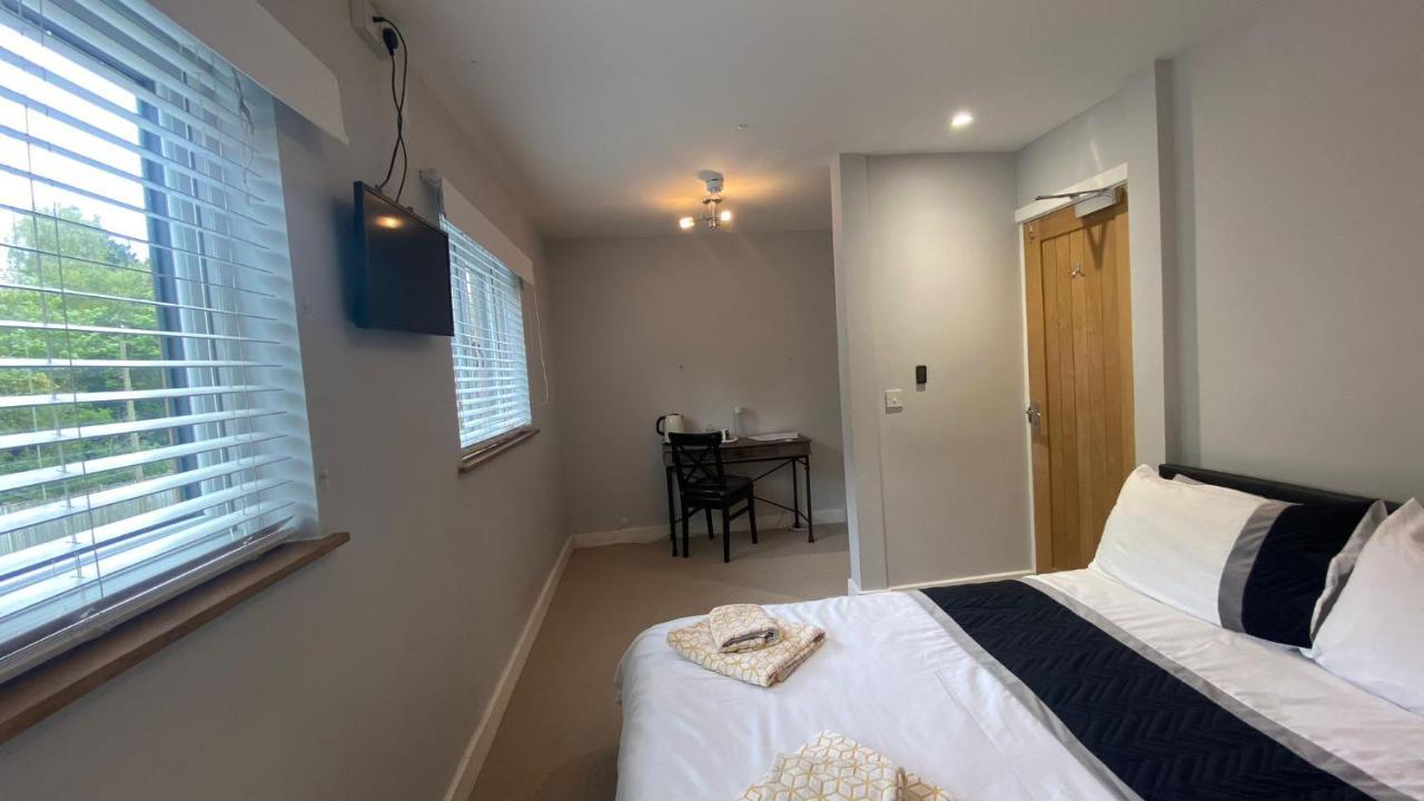 Deepcut Lodge Bed & Breakfast Self Service 캠벌리 외부 사진