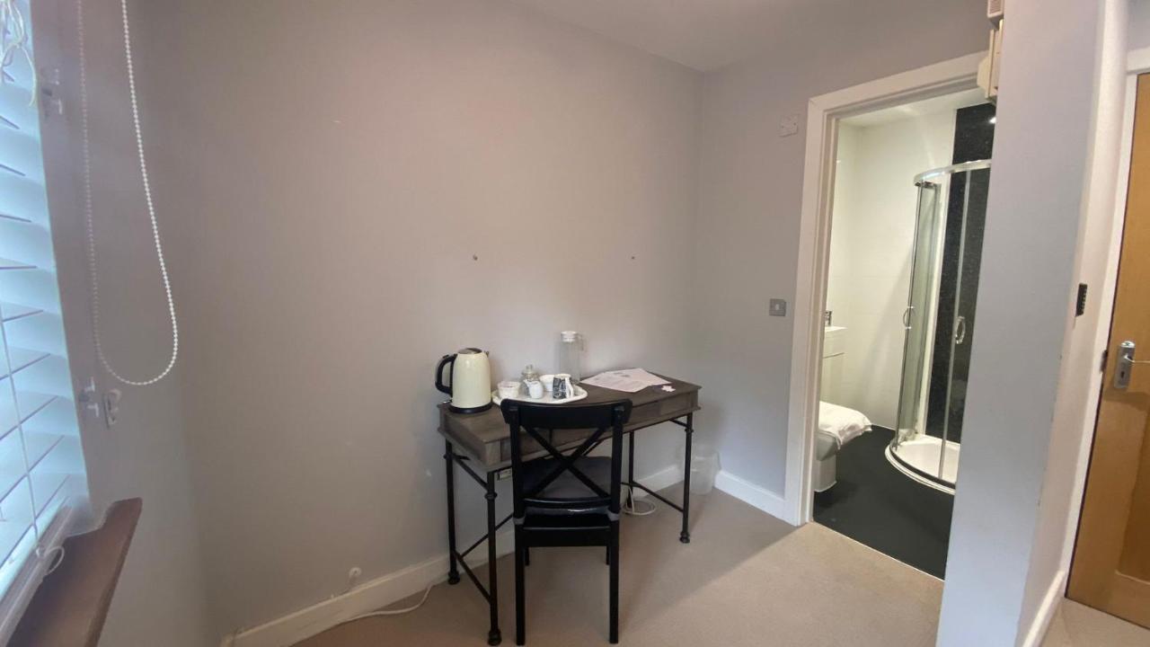 Deepcut Lodge Bed & Breakfast Self Service 캠벌리 외부 사진