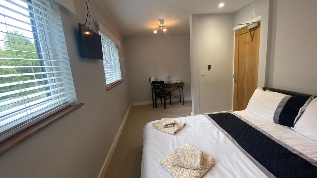 Deepcut Lodge Bed & Breakfast Self Service 캠벌리 외부 사진