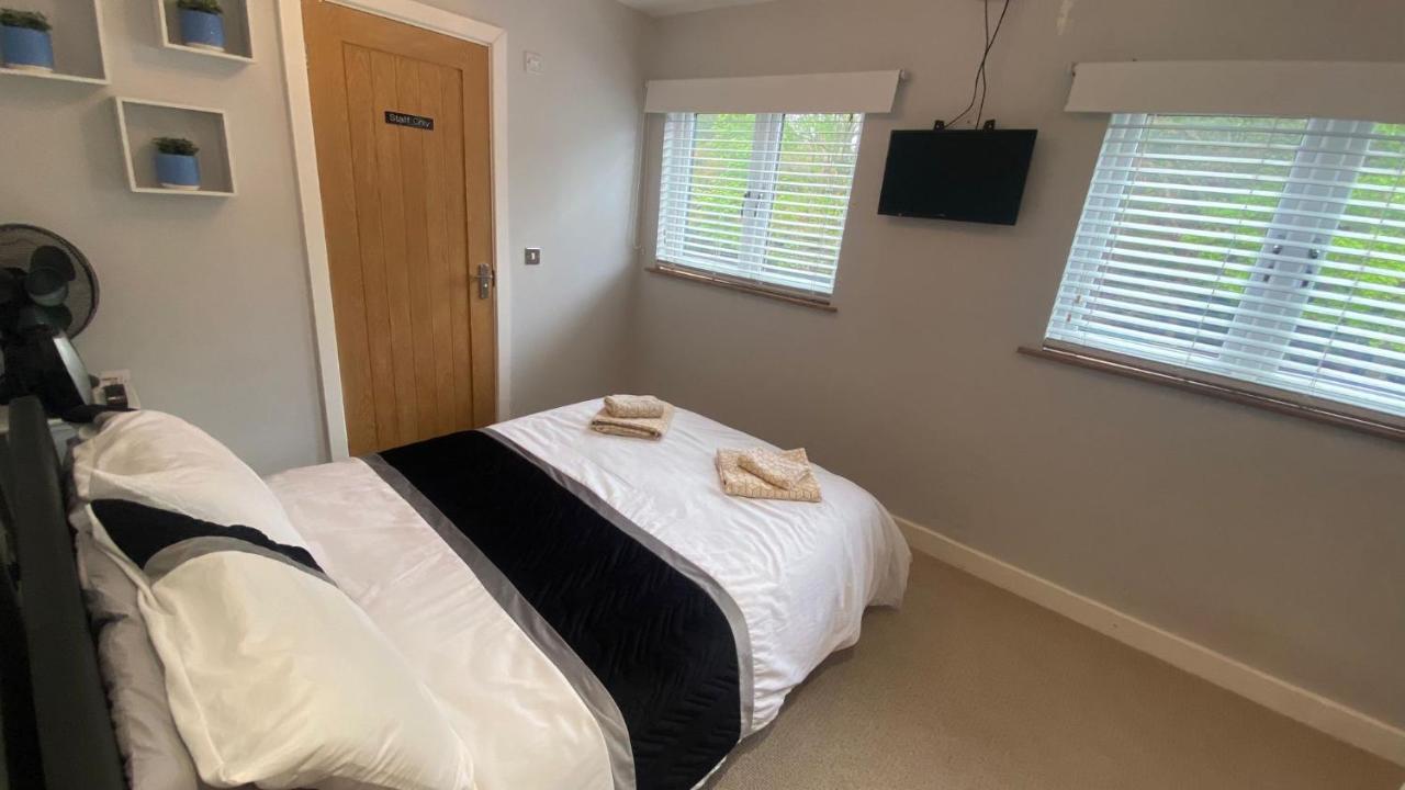 Deepcut Lodge Bed & Breakfast Self Service 캠벌리 외부 사진