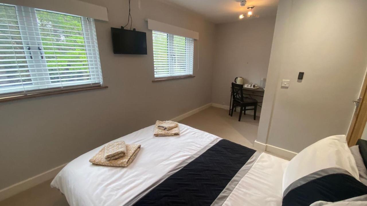 Deepcut Lodge Bed & Breakfast Self Service 캠벌리 외부 사진